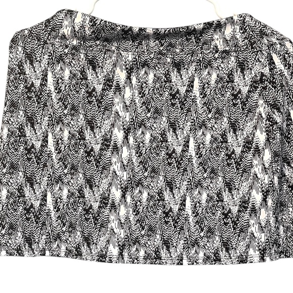 Stylish Black and White Women's skirt - Picture 2 of 11